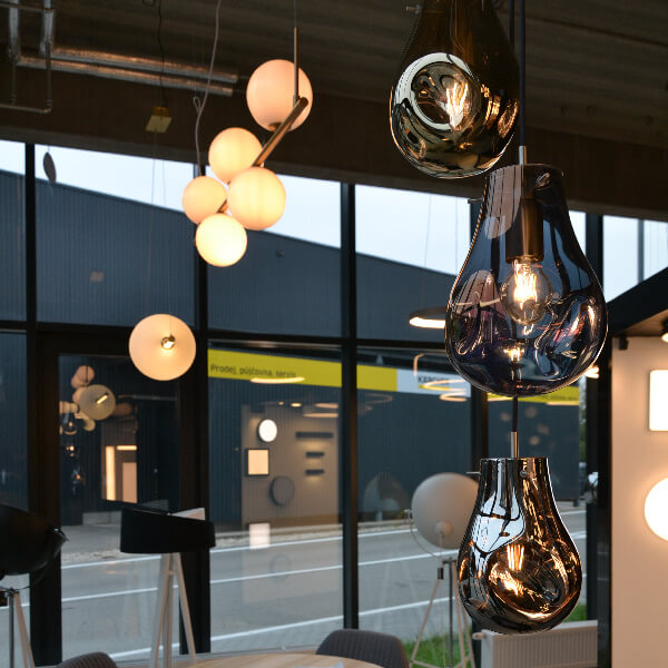 Svítidla Bomma vystavená na showroomu v Brně