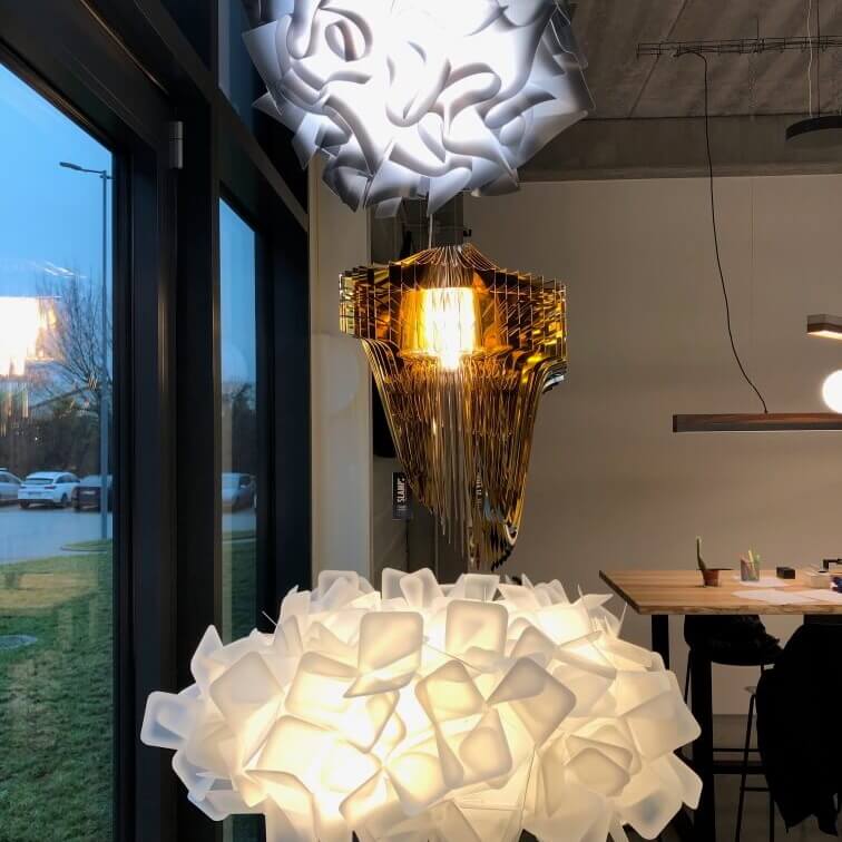 Inovativní svítidla SLAMP: vystavená na showroomu v Brně